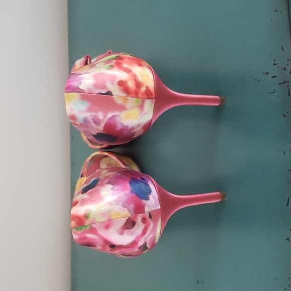 Fabulous Floral.Nina Open toed heels with darling bows.  Size 9.5 like New. - Picture 3 of 4